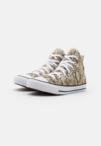 High-Top-Sneaker mit weißen Schnürsenkeln und Gummisohlen, die ein beige-braunes Schlangenledermuster auf dem Textil-Obermaterial aufweisen.