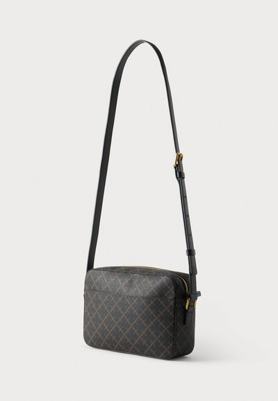 Σκούρο τσαντάκι χιαστί με σχέδιο, κατασκευασμένο από υφή δέρματος, με κλείσιμο με φερμουάρ και ρυθμιζόμενο ιμάντα. Διαθέτει χρυσαφένιες μεταλλικές λεπτομέρειες. Ορθογώνιο σχήμα.