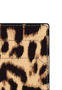 Il tessuto con stampa leopardata presenta una combinazione di macchie marroni e nere, creando un motivo audace e alla moda su uno sfondo semplice.