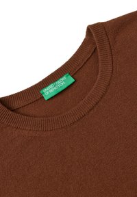 Suéter de punto marrón con cuello redondo acanalado. La etiqueta dice "United Colors of Benetton" con un fondo verde y texto blanco.