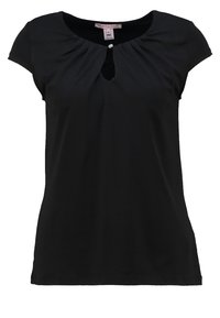 Czarna bluzka damska krótki rękaw z okrągłym dekoltem, małym wycięciem w kształcie klucza oraz dekoracyjnymi plisami zgromadzonymi przy jednym guziku.