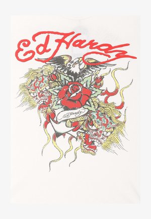 Camiseta blanca con un gráfico colorido estilo tatuaje que incluye texto rojo, una rosa, dragones y remolinos en tinta verde, amarilla y negra.