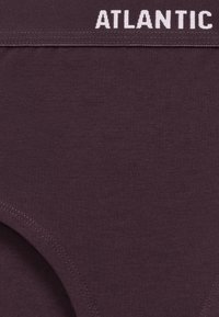 Ciemnofioletowa bawełniana bielizna z miękkim paskiem w talii z napisem "ATLANTIC". Gładka tekstura z przeszytymi brzegami i klasycznym krojem.