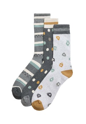 Tres pares de calcetines: uno gris con rayas teal, uno gris oscuro con puntos multicolores y uno gris claro con iconos coloridos y la puntera marrón.