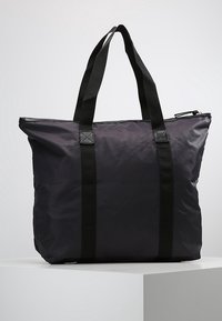 Duża czarna torebka tote z nylonu, z płaskimi, trwałymi uchwytami, zamknięciem na zamek błyskawiczny oraz gładką, matową teksturą. Funkcjonalny i pojemny design.