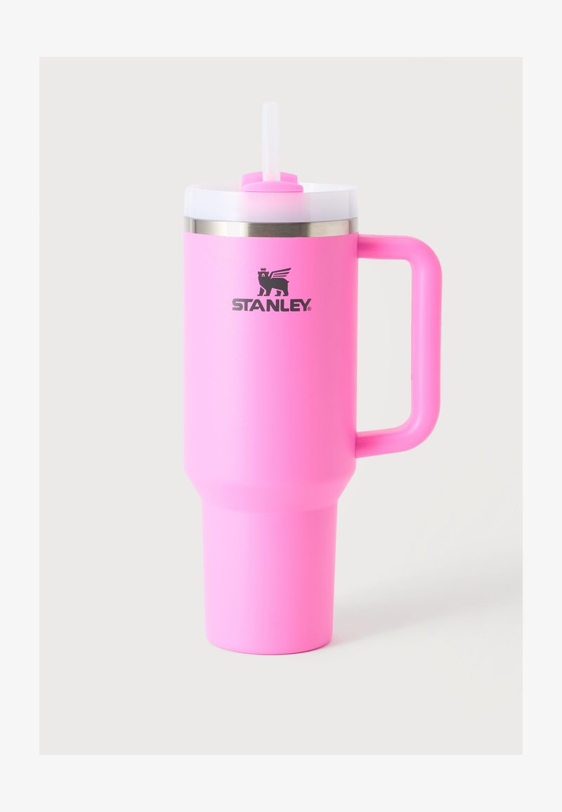 Ψηλό ροζ ταξιδιωτικό κύπελλο Stanley με λαβή, λευκό καπάκι και διαφανές καλαμάκι σε απλό φωτεινό φόντο.