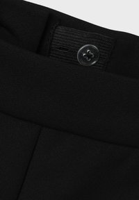 Pantalons en tissu noir présentant une texture lisse, une large ceinture et une fermeture à bouton à l'avant. Design simple et fonctionnel.
