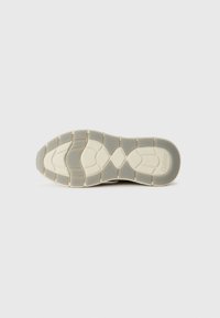 Semelle de chaussure avec un motif texturé, principalement gris avec des accents crème. Fabriquée en matériau en caoutchouc et dotée d'une semelle antidérapante conçue pour l'adhérence.
