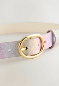 Ceinture irisée avec une surface texturée, dotée d'une boucle circulaire dorée et d'un intérieur beige. Trou pour réglage d'un côté.