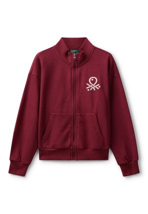 Sweat-shirt zippé bordeaux avec col montant, deux poches frontales, poignets côtelés et un emblème avec des étoiles et un motif circulaire.