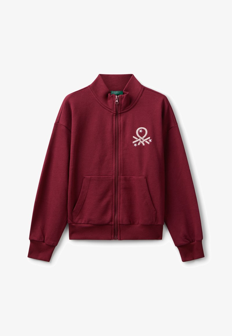 Sudadera con cremallera color burdeos que presenta un cuello alto, dos bolsillos delanteros, puños acanalados y un emblema con estrellas y un diseño circular.