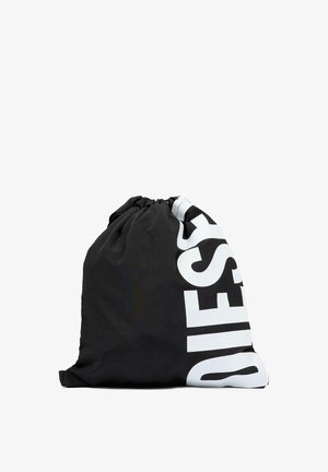 Borsa nera con coulisse, realizzata in tessuto dalla texture liscia, con un logo bianco ben visibile sul lato. Forma compatta.