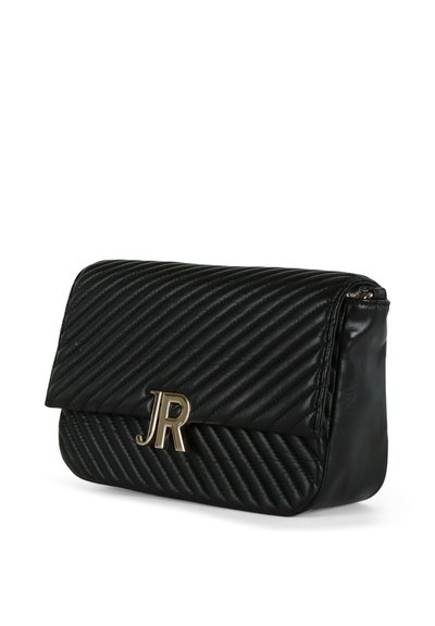Schwarze gesteppte Handtasche mit einem magnetischen Klappenverschluss und einem goldfarbenen "JR"-Logo auf der Vorderseite. Glatte Textur mit einer strukturierten Form.
