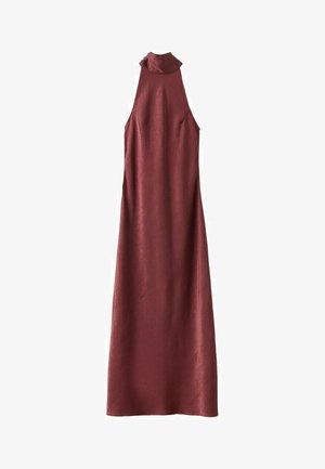 Vestido granate sin mangas, de cuello alto y largo hasta el suelo, con un sutil patrón texturizado y cuerpo ajustado.