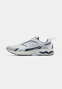 Încălțăminte sport cu un superior din plasă albă, accente bleumarin, talpă din cauciuc texturată și detalii cu logo. Dispune de un guler căptușit și design cu șireturi.