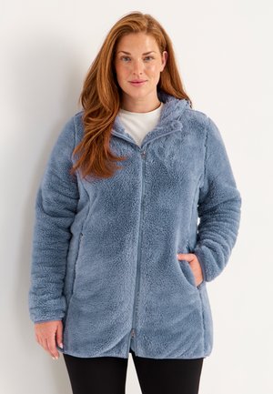 Hellblau, flauschige Fleecejacke mit Reißverschluss, Seitentaschen und Kapuze. Lange Ärmel mit weichem Material.