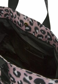 Lederen tote bag met een roze luipaardprint interieur, zwarte stoffen voering en meerdere zakken. Voorzien van een drukknoopsluiting en stevige handvatten.
