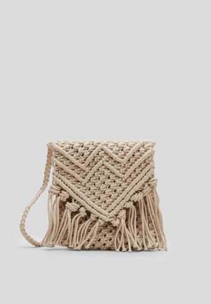Bolso de mano beige de macramé con patrón de espiga tejida, correa trenzada y flecos en la solapa plegable.