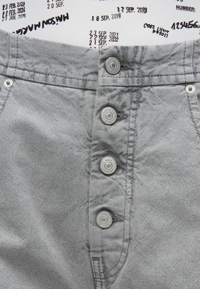 Szürke szövet rövidnadrág magas derékkal, ötgombos záródással és fém díszítésekkel. Az anyag puha tapintású, enyhén gyűrött hatással.