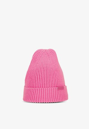 Bonnet en tricot rose avec une texture côtelée. Présente un revers replié et une petite étiquette de marque sur le côté. Le dessus a un sommet arrondi.