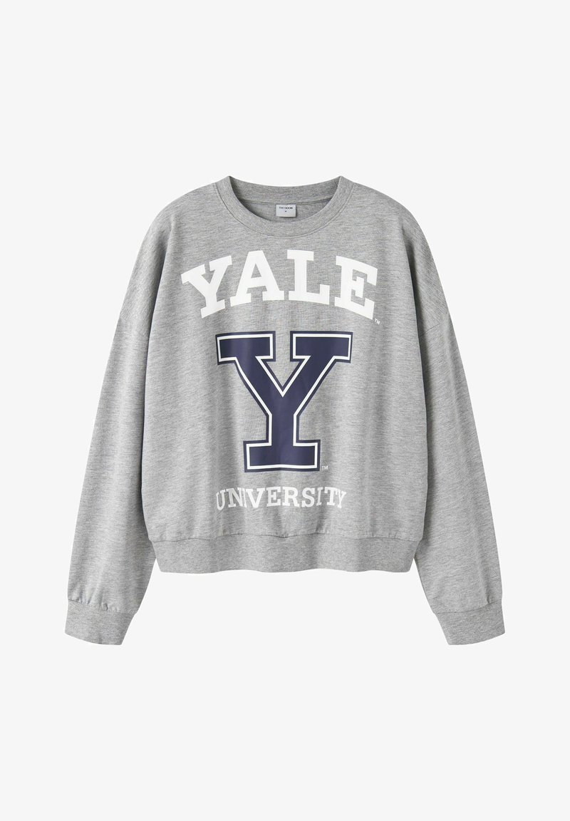 Grå sweatshirt med "YALE" og "UNIVERSITY" trykt i hvidt, med et stort marineblåt "Y"-logo. Lange ærmer og ribbet kant.