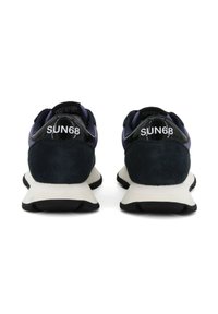 Sneaker navy con tomaia in suede e mesh, suola intermedia bianca, suola nera e dettagli lucidi. Logo "SUN68" sul tallone. Design a punta tonda.