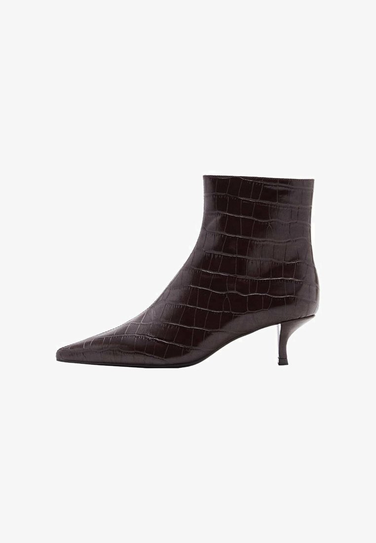 Stivaletti alla caviglia in pelle nera con effetto coccodrillo, dalla punta affusolata e tacco corto e sottile. Texture liscia con un motivo distintivo e un design elegante.