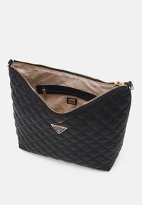 Borsa a tracolla nera trapuntata con esterno in pelle testurizzata, accessori in tono oro e interno beige con una tasca con zip.