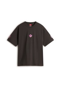 Camiseta de algodón negra con manga corta, que presenta un gráfico rosa de una cara en el centro y un detalle rosa más pequeño en la manga izquierda.