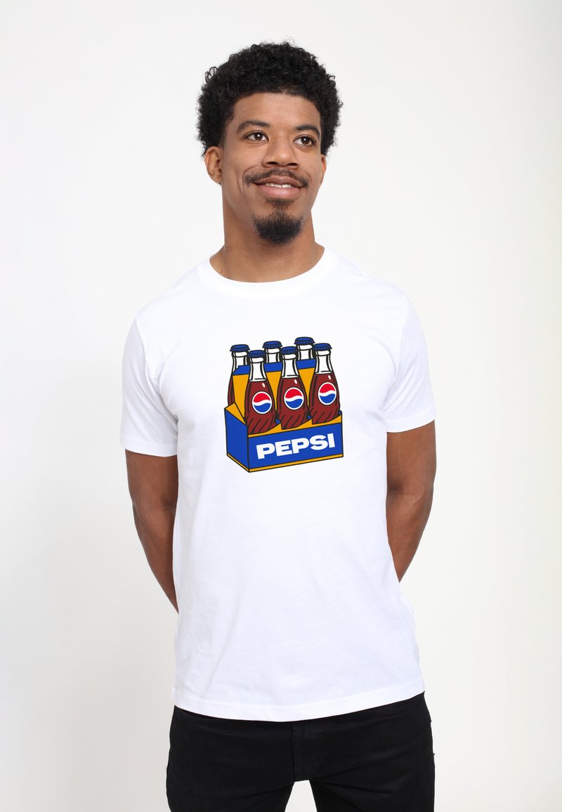 Bílý bavlněný tričko s grafikou šesti balených láhví Pepsi v modrožluté krabici s tučným nápisem "PEPSI".