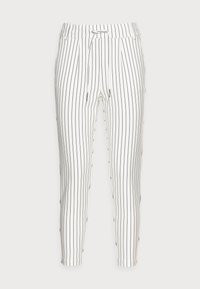 Valkoiset housut, joissa on pystysuorat mustat raidat, elastinen vyötärö ja säädettävä nyöri. Slim fit -leikkaus, kapenevat lahkeet.