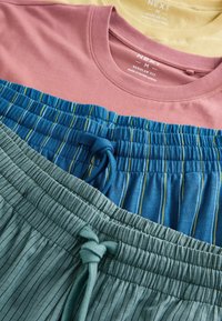 Deux t-shirts coupe moyenne à col rond en jaune clair et mauve, assortis à trois shorts à cordon rayés dans des tons verts et bleus.