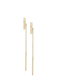 Goldene Tropfenohringe mit dünnen, länglichen Stäben und einer gedrehten Kette, die einen geometrischen Stecker oben mit einem eleganten Design verbindet.