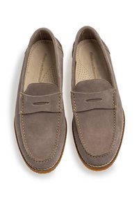 Grå ruskinds loafers med en dekorativ penny-slots, kontrasterende syninger og en gummisål, med en perforeret indersål for åndbarhed.