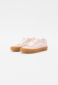 Scarpe da skate in suede rosa con dettagli bianchi, caratterizzate da lacci tondi e una suola in gomma, progettate con un profilo basso e dettagli perforati.