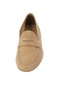 Tan suède loafers met een ronde neus, voorzien van een platte band over de wreef, gestikt detail en een lage rubberen zool.