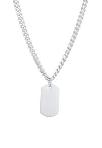 Collier en chaîne argentée avec un pendentif en forme de plaque rectangulaire et plate, doté d'une texture brossée et de bords arrondis.