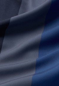 Satin tkanina u različitim nijansama mornarsko plave i tamnoplave, koja pokazuje glatku teksturu sa suptilnim sjajem i fluidnim padom.