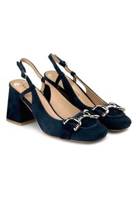 Tacones slingback de ante azul marino con punta cuadrada, que presentan un detalle de cadena plateada y un tacón bloque para mayor estabilidad.