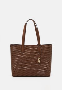 Borsa a spalla intrecciata marrone con due manici, caratterizzata da una superficie testurizzata e un accento del logo dorato. L'apertura superiore consente un facile accesso.