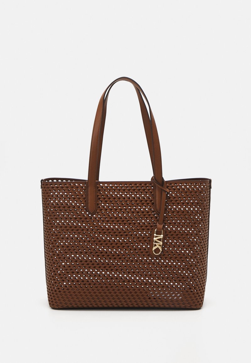 Borsa a spalla intrecciata marrone con due manici, caratterizzata da una superficie testurizzata e un accento del logo dorato. L'apertura superiore consente un facile accesso.