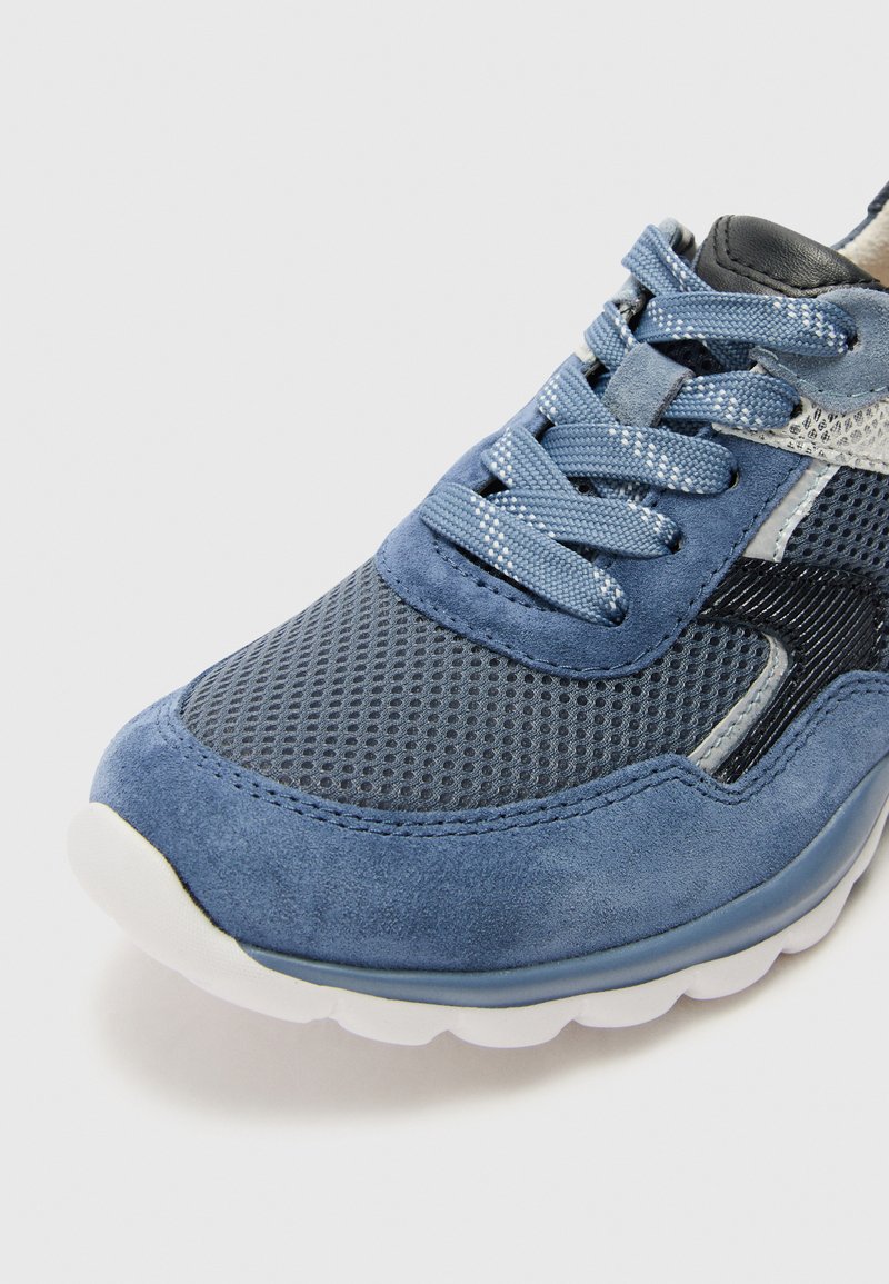 Blauer Sportschuh mit obermaterial aus Wildleder und Mesh, strukturierten und glatten Teilen, runder Zehenpartie und weißer Gummisohle. Verfügt über Schnürsenkel und Mesh-Einsätze.