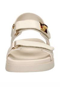 Cremfarbene Sandalen mit einem glatten Lederband-Design, verstellbarem Klettverschluss und metallischen goldfarbenen Hardware-Akzenten.