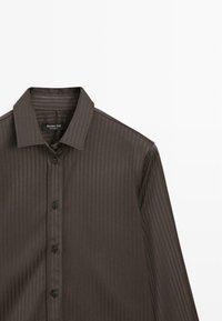 Chemise à boutons pour hommes de couleur brun foncé avec de fines rayures verticales, col italien et manches longues.