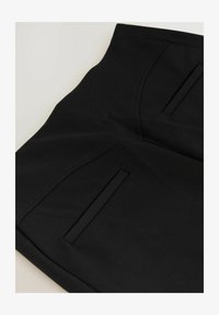 Unselected, black