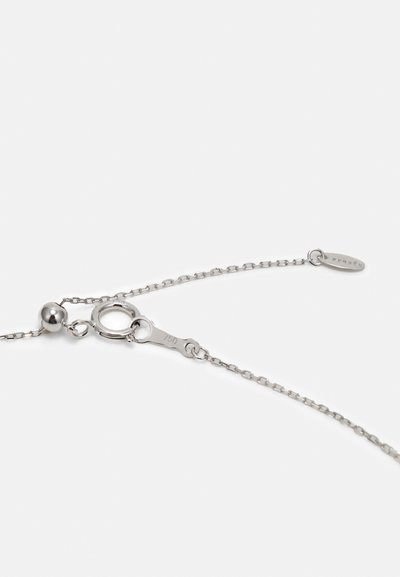 Ασημένιο βραχιόλι με λεπτή σχεδίαση αλυσίδας, που διαθέτει μια στρογγυλή μπίλια, κούμπωμα καβουριού και μια ετικέτα χαραγμένη με το "PERNER."