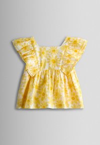 Rochie pentru copii mici, galbenă și albă, cu modele mari de margarete și mâneci scurte cu volane, pe un fundal neutru.