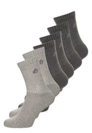 Fünf Paar Crew-Socken in Hellgrau und Dunkelgrau, mit geripptem Bündchen und dezenten Logo-Details an der Seite.