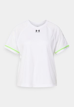 Biała sportowa koszulka z krótkimi raglanowymi rękawami i neonkowo zielonym obszyciem krawędzi rękawów; na klatce piersiowej znajduje się czarne logo Under Armour.