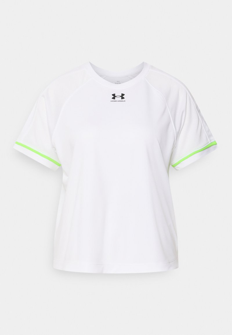 Λευκό αθλητικό t-shirt με κοντά raglan μανίκια και φωσφορίζον πράσινο τελείωμα γύρω από τις άκρες των μανικιών· διαθέτει μαύρο λογότυπο Under Armour στο στήθος.